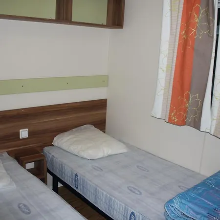 Κάμπινγκ Le Des 3 Lacs 4*